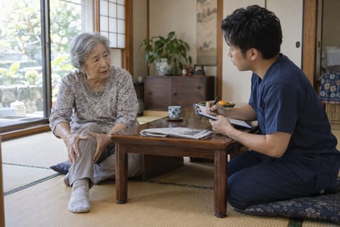 ご自宅で施術者が膝の痛みについて話を聞くカウンセリングの様子（イメージ写真）